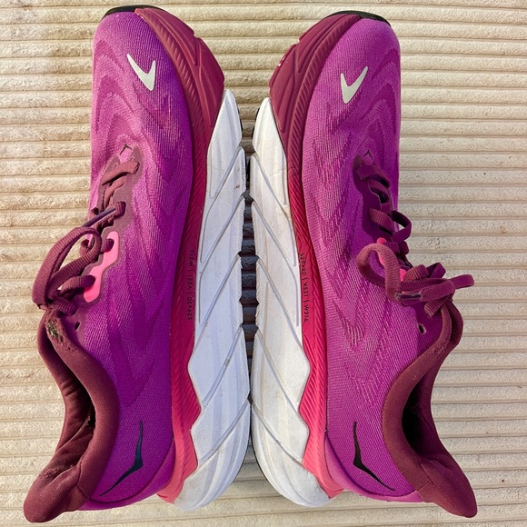 Hoka Arahi 6 Grape Wine / Beautyberry - Picture 4 of 10